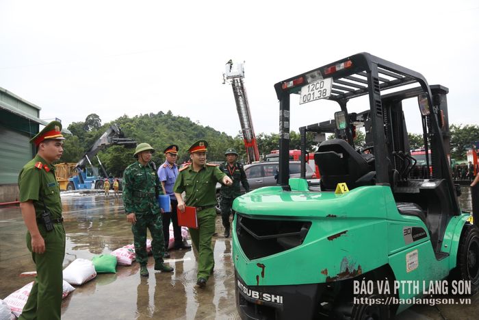Các lực lượng tổ chức khám nghiệm hiện trường, điều tra nguyên nhân vụ cháy theo tình huống giả định tại buổi tổng duyệt