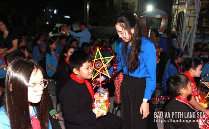 Thành viên Ban Tổ chức trao tặng quà cho thiếu nhi xã Đồng Đăng