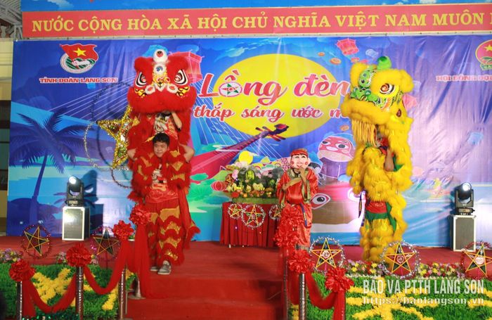 Tiết mục múa lân sư rồng của thiếu nhi xã Đồng Đăng