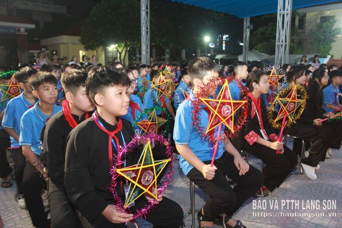 Các em thiếu nhi tham gia chương trình