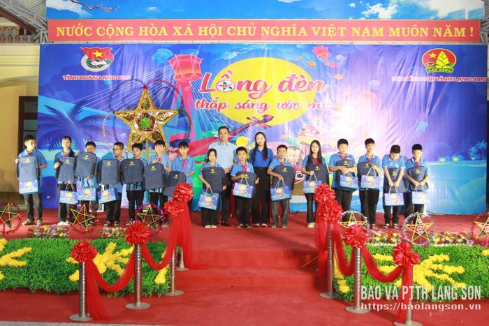 Ban tổ chức trao quà cho thiếu nhi vượt khó học tốt, đạt thành tích cao trong học tập