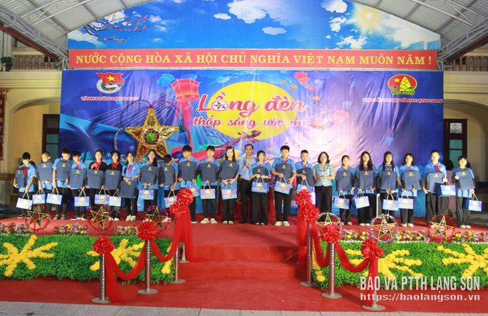 Ban tổ chức trao quà cho thiếu nhi vượt khó học tốt, đạt thành tích cao trong học tập