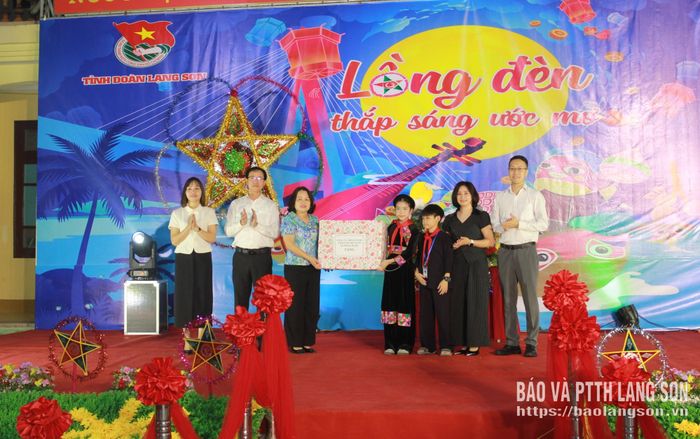 Đảng ủy, UBND xã Đồng Đăngtrao quà trung thu cho Trường THCS Đồng Đăng