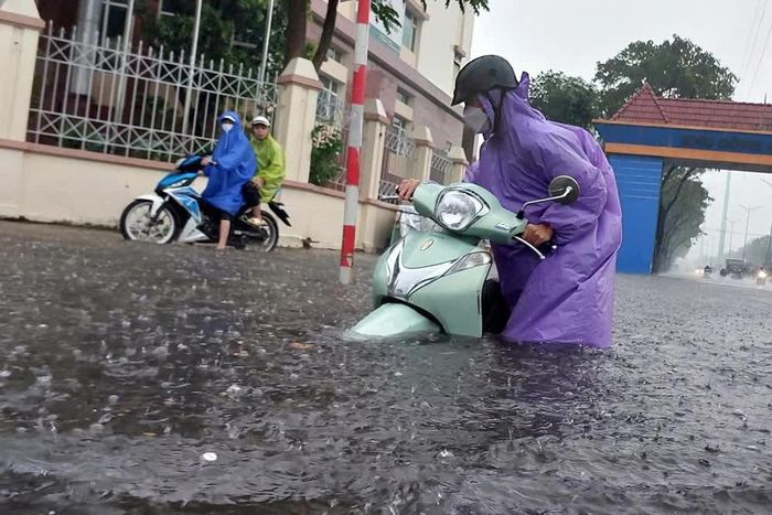 Mưa lớn khắp các tỉnh miền Trung. Ảnh: Hồ Giáp