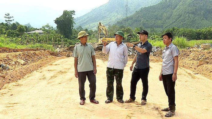 Ông Ngô Văn Mừng đang trao đổi với lãnh đạo xã Phong Dụ Thượng về việc giải phóng mặt bằng dự án.