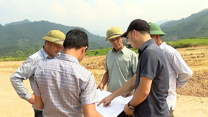Người dân thôn Bản Lùng được thông tin về quy mô và thiết kế khu tái định cư.
