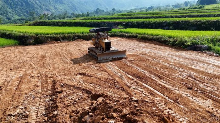 Nhà thầu huy động máy và nhân lực đẩy nhanh tiến độ thi công từng hạng mục.