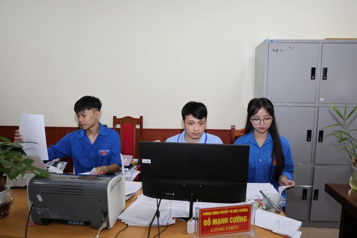 Không chỉ ứng dụng trí tuệ nhân tạo vào việc học tập nghiên cứu tại trường, sinh viên Phân hiệu Đại học Thái Nguyên tại Lào Cai còn tham gia hỗ trợ địa phương thực hiện cập nhật số hóa dữ liệu.