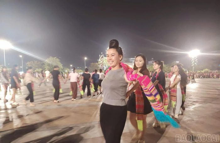 Sự kiện đang đến gần, các diễn viên duy trì cường độ tập luyện, chú trọng độ đều, đẹp trong từng động tác và sự đồng nhất của đội hình.