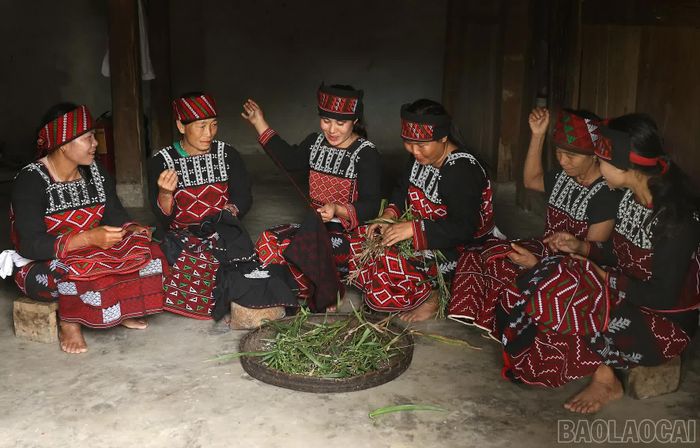 Tranh thủ lúc nông nhàn, gặt xong lúa mùa, phụ nữ Xá Phó ở xã Mường Bo vẫn duy trì thêu hạt cườm lên vải bông, vải chàm để may trang phục truyền thống cho mình và người thân trong gia đình. Ngày nay, người Xá Phó còn làm ra các sản phẩm quà tặng từ nghề đính hoa văn cườm lên vải