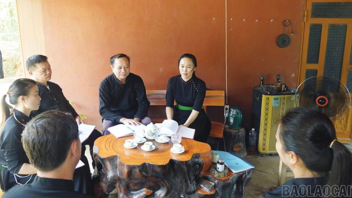 Ban Chi ủy Chi bộ thôn Hán họp bàn triển khai vận động người dân hiến đất mở đường giao thông nông thôn.