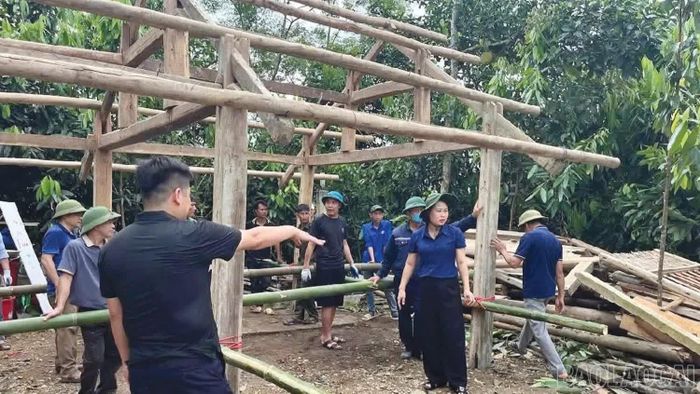 Lãnh đạo xã Thượng Bằng La cùng tổ chức đoàn thể chính trị hỗ trợ làm nhà cho gia đình chính sách.