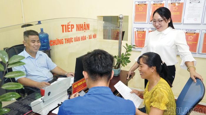 Lãnh đạo xã Nghĩa Tâm thường xuyên kiểm tra, giám sát tại Trung tâm Phục vụ hành chính công xã.