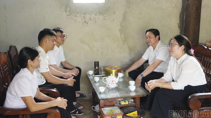 Lãnh đạo xã Nghĩa Tâm thăm hỏi gia đình chính sách, động viên các hộ dân phát triển kinh tế.