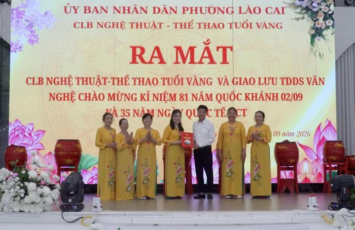 Lãnh đạo Phòng Văn hóa Xã hội phường Lào Cai trao quyết định thành lập Câu lạc bộ Nghệ thuật - Thể thao Tuổi vàng.