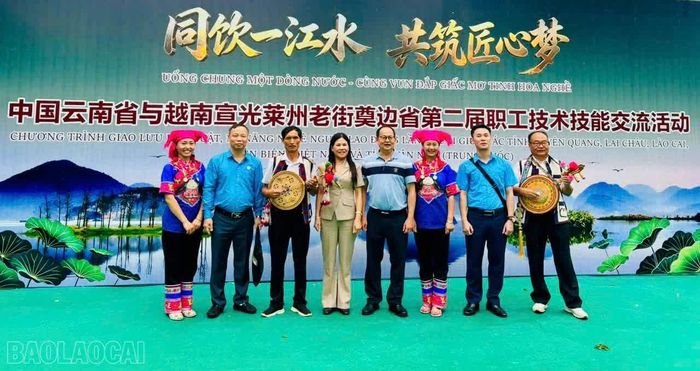 Đoàn đại biểu Liên đoàn Lao động tỉnh Lào Cai tham dự chương trình.