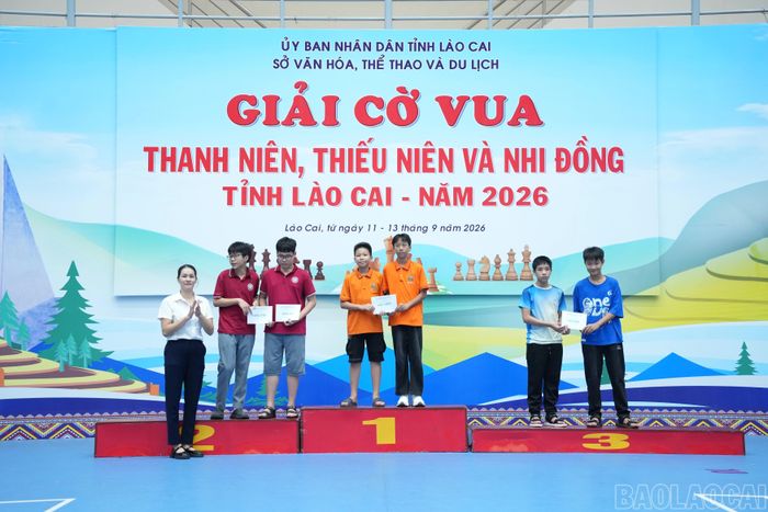 Ban tổ chức trao giải cho các kỳ thủ đạt thành tích ở các nội dung cá nhân và đồng đội.
