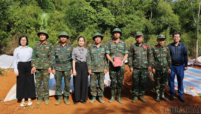 Phường Cam Đường tặng quà động viên các lực lượng tham gia cất bốc mộ liệt sĩ.