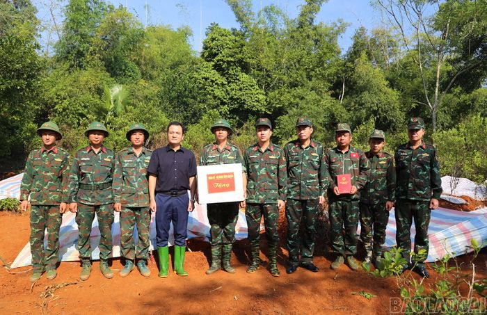 Phó Chủ tịch UBND tỉnh Giàng Quốc Hưng tặng quà động viên các lực lượng.