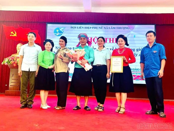 Ban Tổ chức trao giải cho các đội thi và các cá nhân xuất sắc.