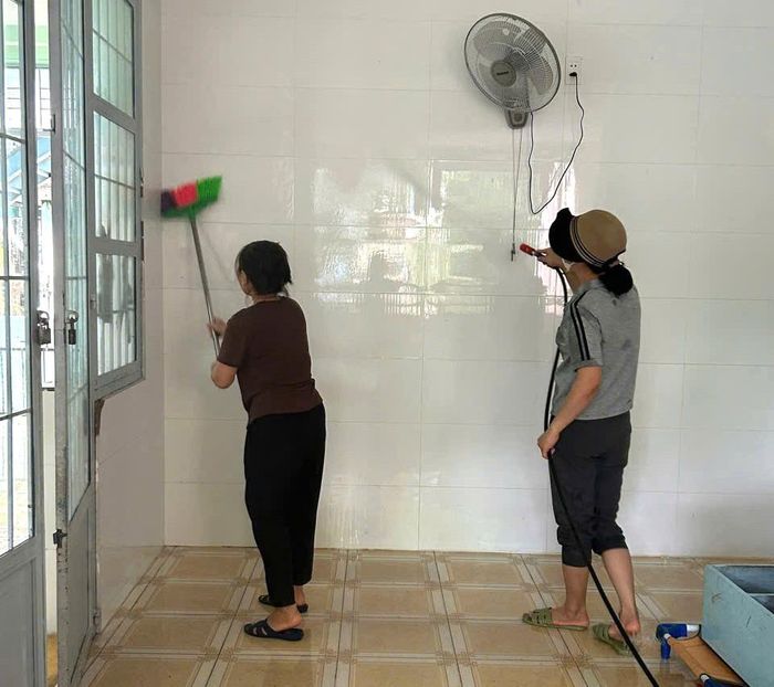 Các cô giáo Trường Mầm non Phù Mỹ (xã Cát Tiên) vệ sinh lớp học hằng ngày