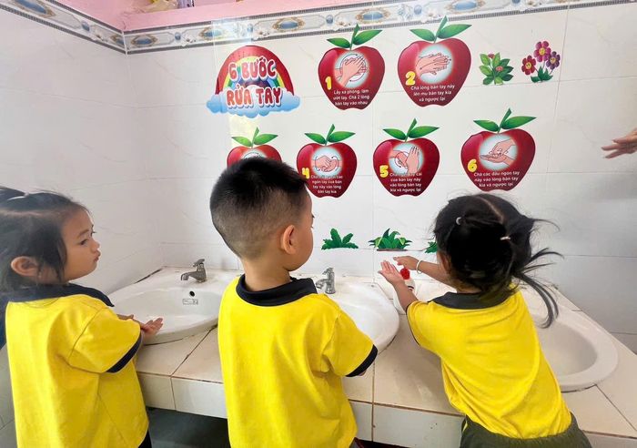 Trẻ rửa tay hằng ngày trước khi ăn tại Trường Mầm non Hoa Hồng (xã Tuy Đức)