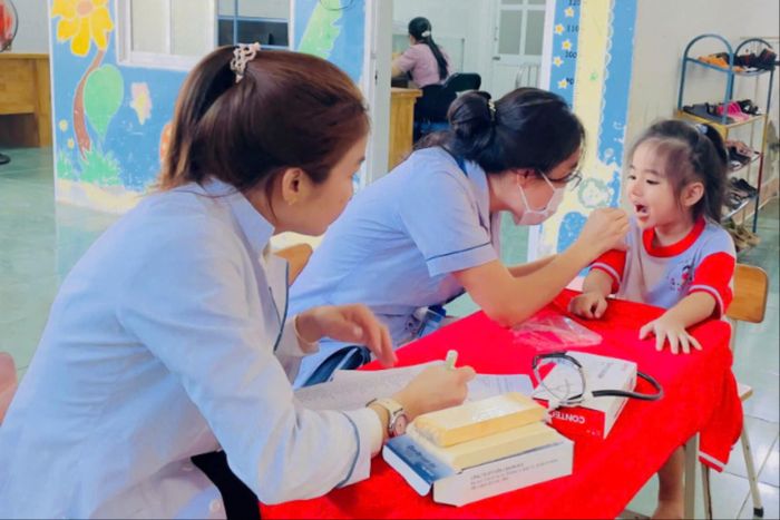 Trường Mẫu giáo Hoa Phượng (xã Tánh Linh) phối hợp với ngành y tế khám sàng lọc bệnh tay chân miệng