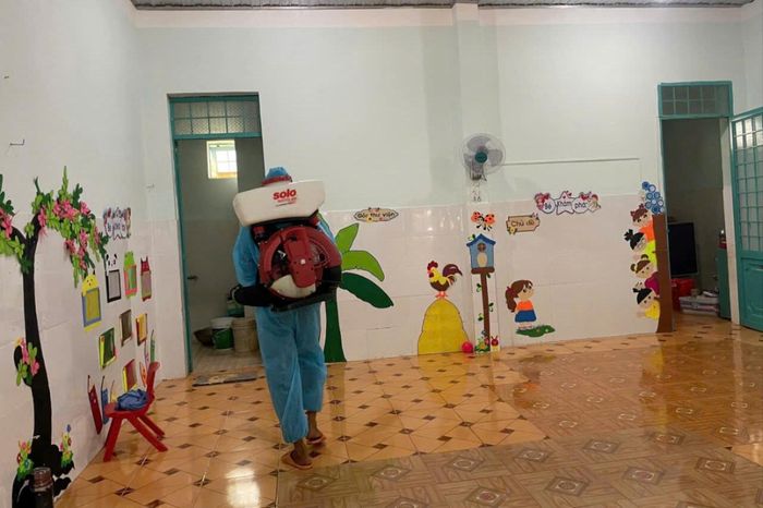 Trường Mầm non Sơn Ca (xã Nam Đà) vệ sinh, khử khuẩn môi trường trong và ngoài lớp học