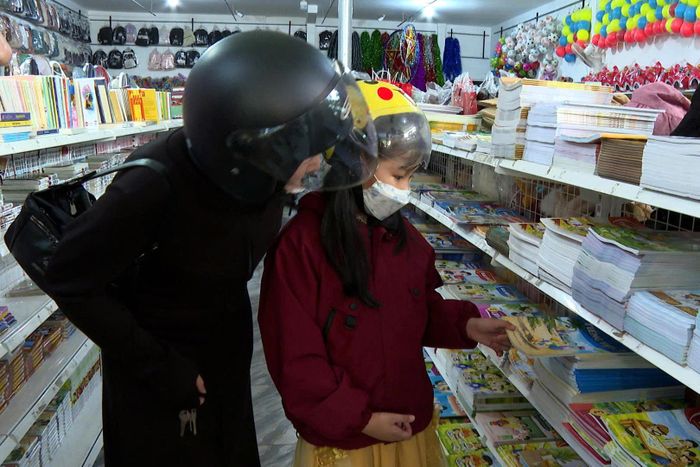 Phụ huynh đưa con đi tìm mua sách trong những ngày đầu năm học mới