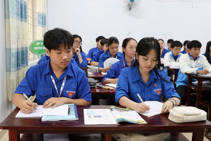 Học sinh dùng chung SGK trong khi chờ mua đầy đủ sách