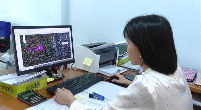 Cán bộ Phòng Kinh tế, xã Bắc Ruộng xử lý hồ sơ đất đai cho người dân