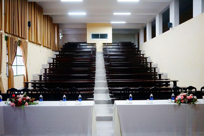 Phòng họp khai mạc Hội nghị trù bị (hiện nay là nơi học tập và hội họp của Trường Cao đẳng Đà Lạt). (Ảnh: Phan Minh Đạo)