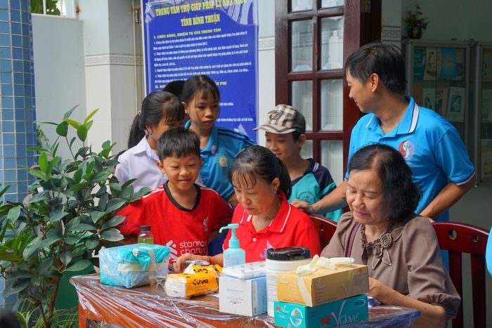 Bà Võ Thị Sáu (bìa phải, hàng đầu), đại diện Hội Bảo trợ bệnh nhân nghèo, Người khuyết tật và Bảo vệ quyền trẻ em tỉnh Lâm Đồng