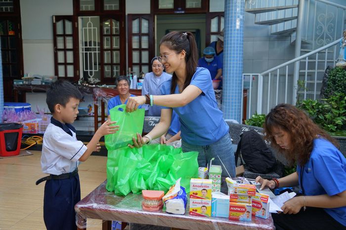 Sau khi khám, đoàn còn phát thuốc miễn phí cho các em