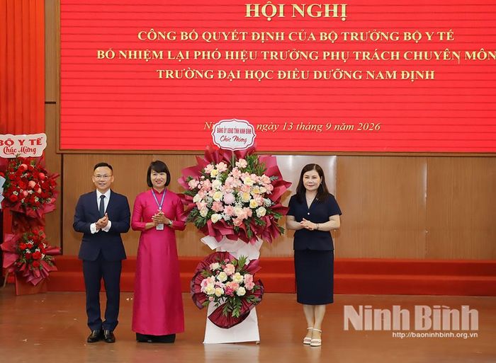 Đồng chí Nguyễn Thị Thu Thủy, Tỉnh ủy viên, Phó Bí thư Đảng ủy UBND tỉnh tặng hoa chúc mừng các Phó Hiệu trưởng Trường Đại học Điều dưỡng Nam Định được bổ nhiệm lại.