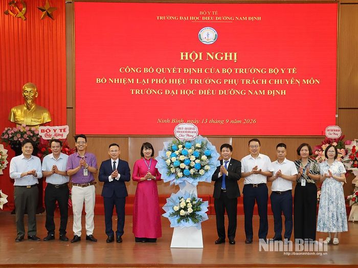 Lãnh đạo Trường Đại học Điều dưỡng Nam Định tặng hoa chúc mừng các Phó Hiệu trưởng được bổ nhiệm lại.