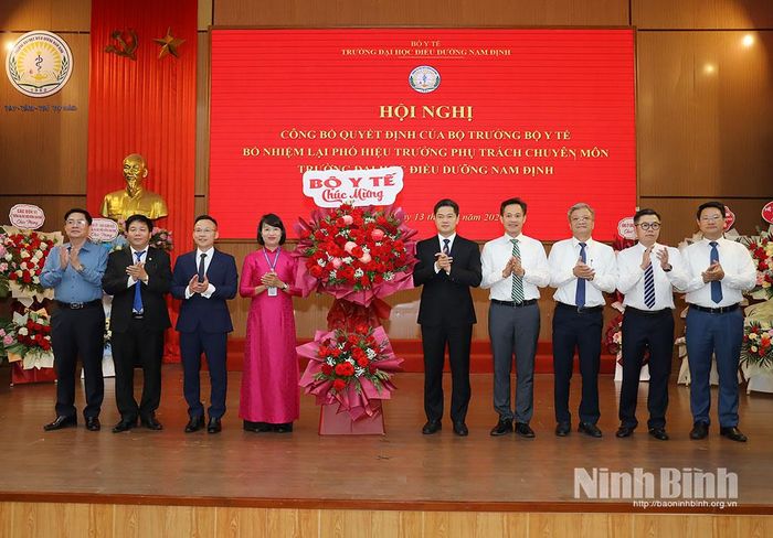 Đồng chí Thứ trưởng Thường trực Bộ Y tế Vũ Mạnh Hà và các đại biểu tặng hoa chúc mừng các đồng chí được bổ nhiệm lại Phó Hiệu trưởng Trường Đại học Điều dưỡng Nam Định.