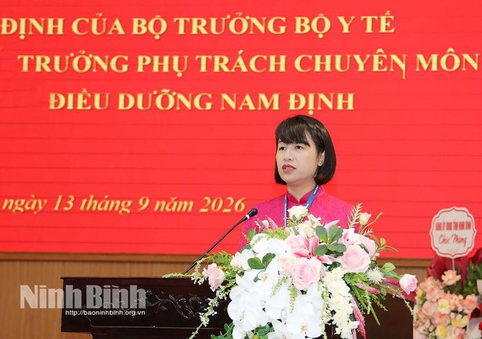 Đồng chí Nguyễn Thị Minh Chính, Phó Hiệu trưởng phụ trách chuyên môn Trường Đại học Điều dưỡng Nam Định phát biểu nhận nhiệm vụ.