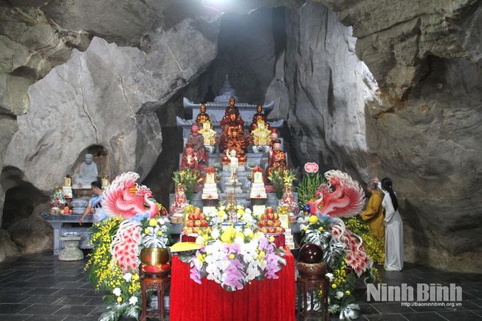 Động Liên Hoa nơi lưu giữ bộ tranh khắc ma nhai 18 vị La Hán.