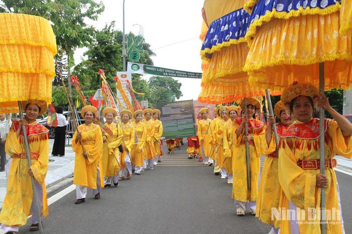 Đông đảo cán bộ, Nhân dân phường Tây Hoa Lư tham gia lễ rước Bằng công nhận về Động Liên Hoa, chùa Phong Phú.