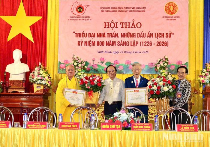 Nghệ sĩ Nhân dân Lê Tiến Thọ, Viện trưởng Viện Nghiên cứu, bảo tồn và phát huy văn hoá dân tộc; Nghệ sĩ Ưu tú Đào Quang, Giám đốc Trung tâm Nghiên cứu, bảo tồn và phát huy văn hoá dân tộc khu vực Đồng bằng Bắc Bộ tặng hoa, trao Bằng vinh danh cho các cá nhân có nhiều đóng góp cho sự nghiệp nghiên cứu, bảo tồn và phát huy văn hóa dân tộc.