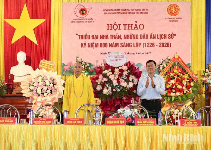 Lãnh đạo Sở Văn hóa và Thể thao tặng hoa chúc mừng hội thảo.