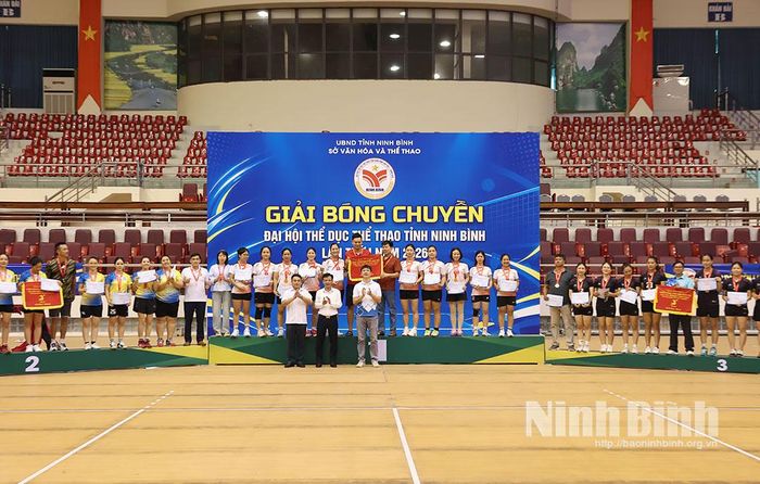Ban Tổ chức trao Cờ, Huy chương Vàng, Bạc, Đồng và Giấy chứng nhận cho các tập thể, cá nhân đạt thành tích cao môn Bóng chuyền hơi nữ.