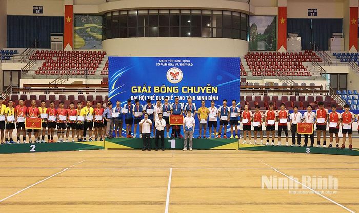 Ban Tổ chức trao Cờ, Huy chương Vàng, Bạc, Đồng và Giấy chứng nhận cho các tập thể, cá nhân đạt thành tích cao môn Bóng chuyền da nam.