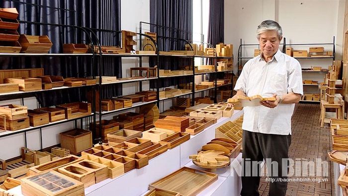 Ông Nguyễn Xuân Mai, Chủ tịch HĐQT Công ty TNHH Mây tre đan xuất khẩu Ngọc Động, phường Duy Hà là một trong những người tiên phong đưa sản phẩm truyền thống ra thế giới.