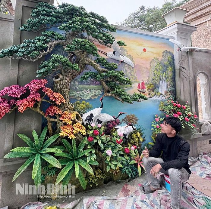 Anh Ngô Đức Thạnh hoàn thiện bức tranh đắp nổi 3D.