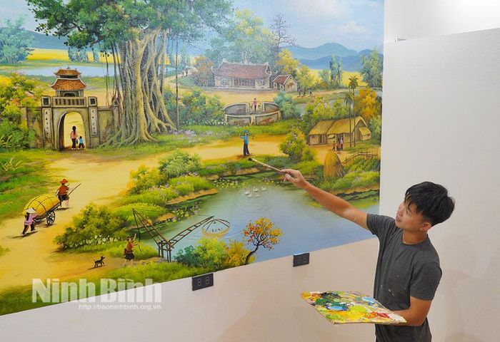 Anh Ngô Đức Thạnh miệt mài hoàn thiện những nét vẽ trên mảng tường.