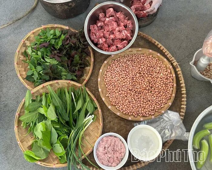 Nguyên liệu chuẩn bị cho món xáo chuối của người dân thôn Quỳnh Lâm.