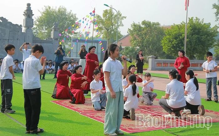 Học sinh trải nghiệm hát Xoan tại sân miếu.