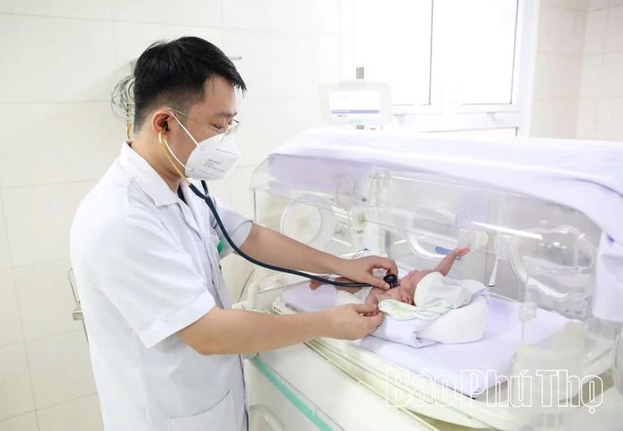 Bác sĩ CKII Nguyễn Đức Hậu - Trưởng khoa Sơ sinh thăm khám cho bệnh nhi.